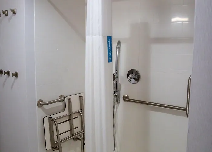 Hampton Inn-pontiac Hotel 3*